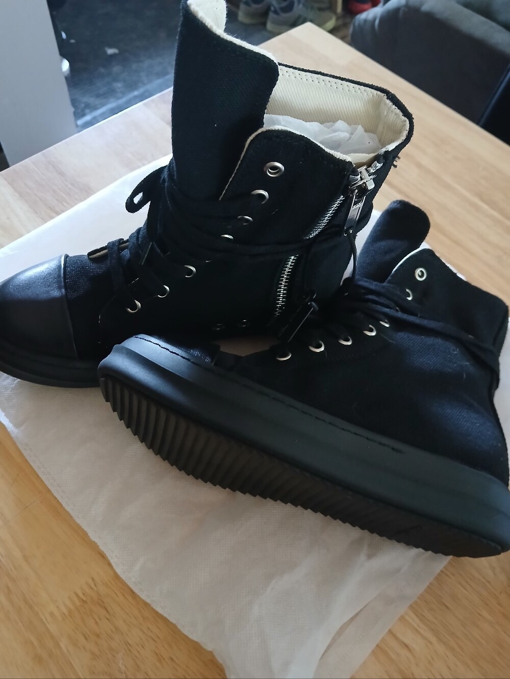 Women's High-Top Canvas Sneaker Boots in Black